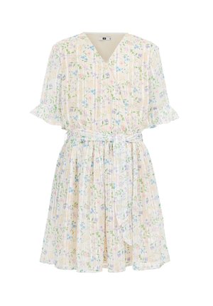 Kopertowa sukienka w kwiaty w jasnym kremowym kolorze, z krótkimi falbaniastymi rękawami, paskiem do wiązania i pionowymi plisami z rozproszonymi pastelowymi kwiatowymi wzorami.