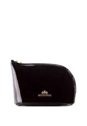 Trousse de maquillage noire brillante avec une fermeture éclair incurvée en haut et un logo doré Wittchen à l'avant, sur fond blanc.