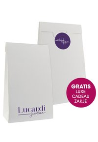 Witte papieren cadeauzak met een gestructureerde afwerking. Voorzien van een paarse sticker met witte tekst. De voorkant toont "Lucardi juwelier" in paars.