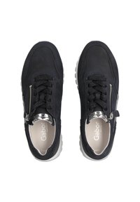 Baskets de sport en suède noir avec un accent argenté près des lacets, dotées d'un détail zippé et d'une semelle extérieure texturée, étiquetées "Gabor confort".
