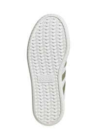 Suela de zapatilla Adidas, de goma blanca con textura antideslizante, con rayas verde claro en el lateral y detalle de logo en relieve.