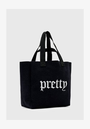 Svart filttotepose med svarte stropper, med ordet "pretty" i hvit gotisk skrift på den ene siden. Uten klaffdesign, rektangulær form.