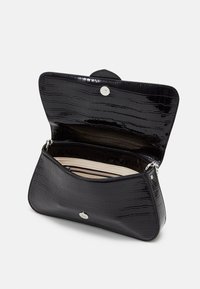 Sac à main en cuir verni noir avec une texture crocodile, doté d'une fermeture à pression en argent et d'un intérieur beige avec un compartiment zippé.
