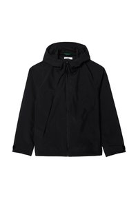Giacca nera leggera con cappuccio, zip frontale, due tasche anteriori con patta e un logo sul lato sinistro. Texture liscia.
