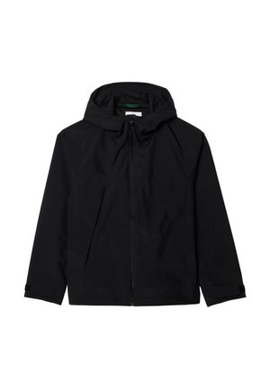 Veste légère noire avec capuche, fermeture éclair à l'avant, deux poches avant avec rabats, et un logo sur le côté gauche. Texture lisse.