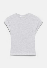 T-shirt gris clair à manches courtes avec un col rond posé à plat, montrant un style simple et décontracté ainsi qu'une texture de tissu douce.