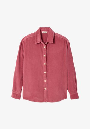 Pikad varrukad tolmuroosa riidest triibuline särk krae ja kuue ees oleva nööbiga, laotatud valgele taustale.