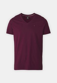 Burgundské bavlněné tričko s designem do V, krátkými rukávy a malým logem na levé přední části hrudi.