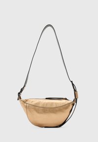 Guldmetallisk hobo taske med en buet form, sort justerbar rem og lynlåslukning. Glat overflade med subtil glans og ingen synlige mønstre.