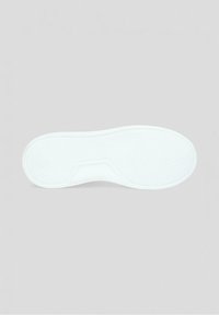 Biała gumowa podeszwa buta z teksturowanym wzorem, posiadająca lekki łuk i podniesione akcenty dla lepszej przyczepności. Gładkie krawędzie i minimalistyczny design.