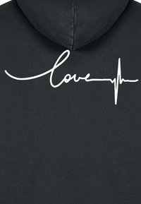 Felpa nera con cappuccio, caratterizzata da una scritta bianca in corsivo "love" integrata con un design di linea del battito cardiaco sulla schiena. Tessuto morbido.
