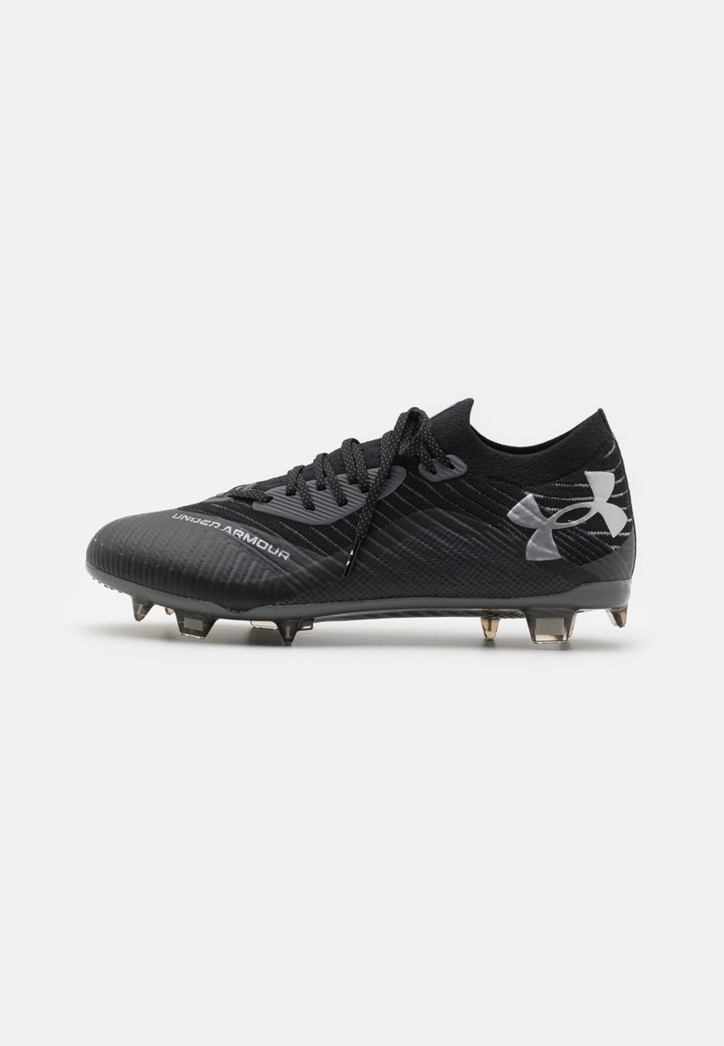 Scarpa da calcio sintetica nera con tomaia testurizzata, chiusura con lacci e logo argento metallico sul tallone. Suola con tacchetti per trazione.