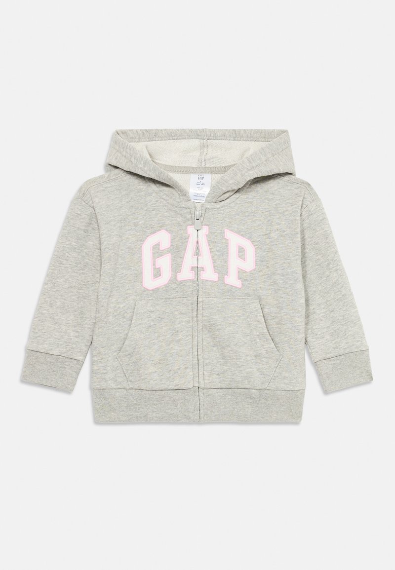 Svetlosivý detský zipsový mikina s prednými vreckami, bielym logom "GAP" s ružovým okrajom na hrudi a s pripevnenou kapucňou.