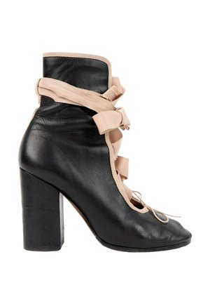 Valentino Garavani, Bottines à lacets - black
