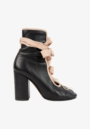 Valentino Garavani, Bottines à lacets - black