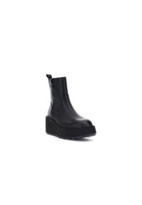 Bota de cuero negro con plataforma, tobillo alto, cremallera lateral, asa de tiro y suela de goma gruesa sobre fondo blanco.