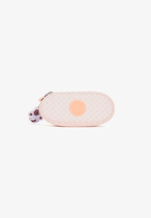 Oval blyantetui i lyserød stof med et geometrisk mønster, der har et tekstureret rundt logo og en lilla fluffy charm.