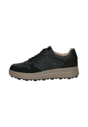 Zwarte leren en suède sneaker met tan dikke zool, veterluiting aan de voorkant en getextureerde zijpanelen, zijaanzicht op witte achtergrond.