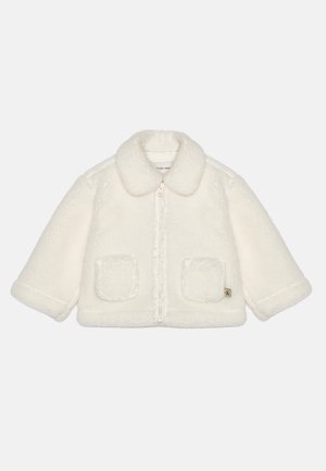 Jachetă albă din fleece cu guler, fermoar pe față și două buzunare aplicate. Are o textură moale și o croială ușor supradimensionată.