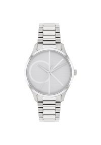 Reloj de acero inoxidable plateado con una esfera redonda, que presenta una esfera gris texturizada, un bold logo de CK y una pulsera de eslabones de metal.