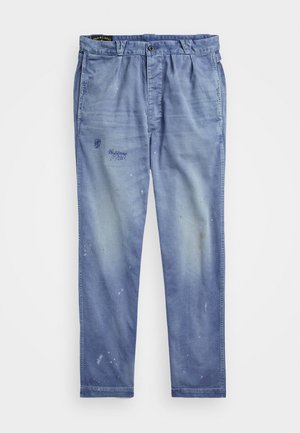 Lyseblå denimbukser med en avslappet passform, med malingssprut, subtile rifter og knappelukking i midjen.