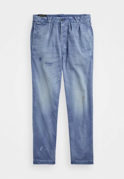 Helle blaue Jeanshose mit relaxed Fit, versehen mit Farbspritzern, dezenten Rissdetails und einem Knopfverschluss an der Taille.