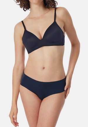 Schwarze drahtlose Unterwäsche mit tiefem Ausschnitt und passenden hochgeschnittenen Slips. Hergestellt aus glattem, dehnbarem Material mit nahtlosem Design.