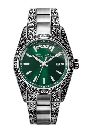 Orologio da polso in argento con motivi incisi ornamentali, quadrante verde, visualizzazione di giorno e data, lancette luminose e logo Thomas Sabo sul quadrante.