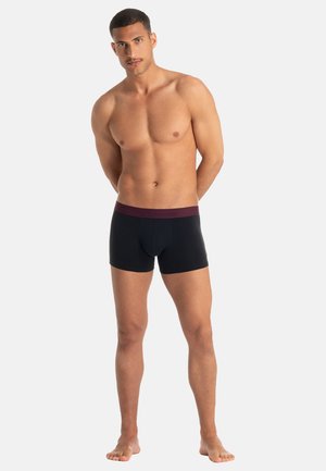 Czarne bokserki z bordowym elastycznym paskiem w talii, wykonane z miękkiego materiału, o dopasowanym kroju i krótkiej długości nogawki.