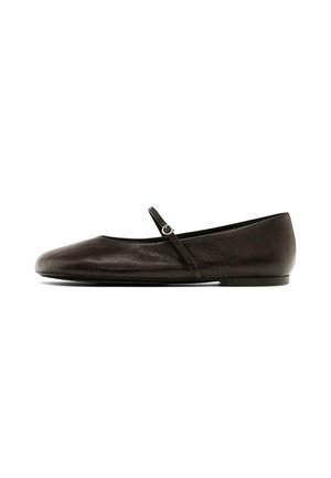 Ballerine in pelle marrone scuro, con punta rotonda, cinturino sottile con fibbia metallica e una texture liscia.