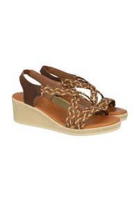 Sandalias de cuña con tiras trenzadas en tonos marrón y beige, detalles en cuero marrón y una suela de plataforma de yute natural texturizado.