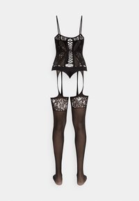 Melnu mežģīņu apakšveļas komplekts ar pieguļošu kamizoliņu ar regulējamām lencītēm, āķa detaļu un augstiem zeķubikšu zeķiem ar mežģīņu akcentiem.