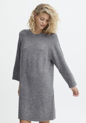 Hallikas kudumdress ümarate krae, kolmeveerandi varrukate ja lõdva lõikega. Sile tekstuur ja peen heather-efekt.