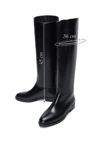 Bottes en cuir noir, montantes jusqu'au genou, avec une texture lisse, mesurant 45 cm de hauteur et 36 cm de circonférence au sommet. Design à semelle plate.