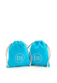 Kaks türkiissinist joonlahtiga kotti, mis on valmistatud pehmest kangast. Igaühel on valge ümmargune logo, millel on tekst "Elli by Julie & Grace".