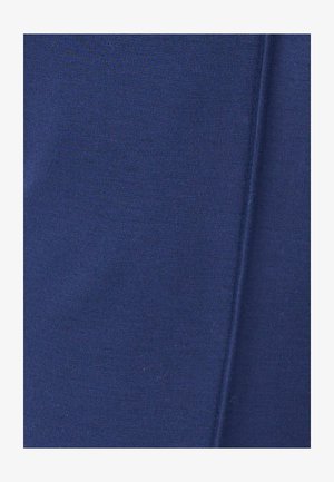 Tissu bleu avec une couture visible courant verticalement, montrant une texture fine côtelée et un léger pli sur le côté droit.