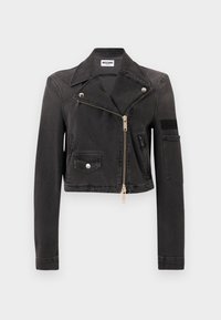 Μαύρο κοντό τζιν μπουφάν biker με φαρδιές πέτσες, ασύμμετρο χρυσό φερμουάρ, μπροστινή τσέπη με καπάκι και τσέπη με φερμουάρ στο πλάι.