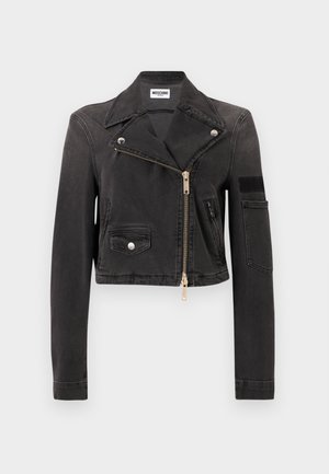 Μαύρο κοντό τζιν μπουφάν biker με φαρδιές πέτσες, ασύμμετρο χρυσό φερμουάρ, μπροστινή τσέπη με καπάκι και τσέπη με φερμουάρ στο πλάι.