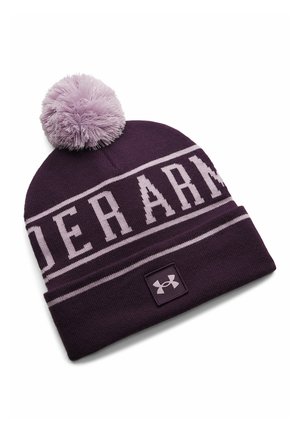 Donkerpaarse gebreide muts met een lichtpaarse pompon, lichtpaarse strepen, "UNDER ARMOUR" tekst en het Under Armour-logo op de boord.