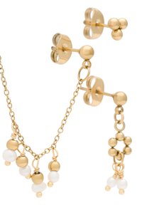 Conjunto de joyería en tono dorado que incluye un collar de cadena con cuentas blancas y pendientes de botón a juego, con diseños circulares y esféricos.