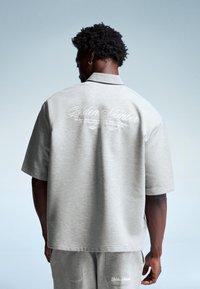 Bershka EMBROIDERED SHORT SLEEVE - Ing - dark grey