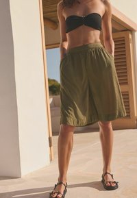 Next BERMUDA TALL - REGULAR FIT - Šortai - khaki green