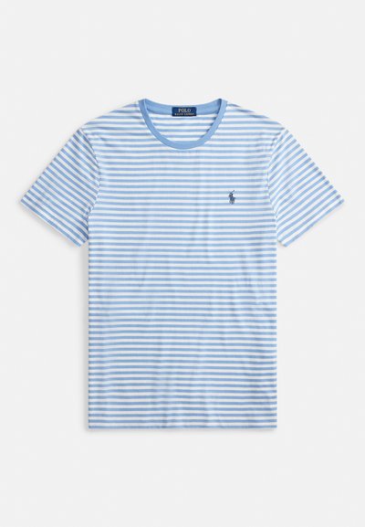 Ριγέ μπλουζάκι σε ανοιχτό μπλε και λευκό, με κοντά μανίκια και στρογγυλή λαιμόκοψη, με μικρό κεντητό λογότυπο στο αριστερό στήθος. Υλικό από βαμβάκι.