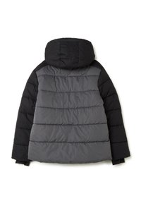Chaqueta acolchada con capucha desmontable, que presenta un diseño acolchado en colores gris oscuro y negro, con un logo bordado en la parte posterior.