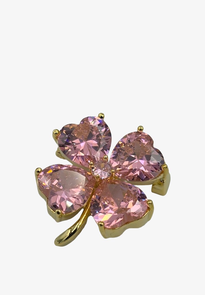 Kleeblatt-Brosche mit vier Blättern, besetzt mit rosa herzförmigen Edelsteinen und Fassung aus goldfarbenem Metall auf weißem Hintergrund.