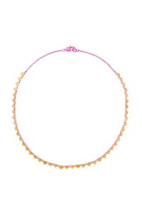 Collar de tono dorado con cuentas triangulares amarillas y una cadena rosa, asegurado con un cierre de langosta. Patrón geométrico sutil en toda la pieza.