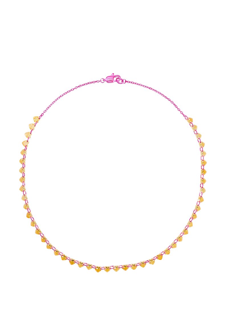 Collar de tono dorado con cuentas triangulares amarillas y una cadena rosa, asegurado con un cierre de langosta. Patrón geométrico sutil en toda la pieza.