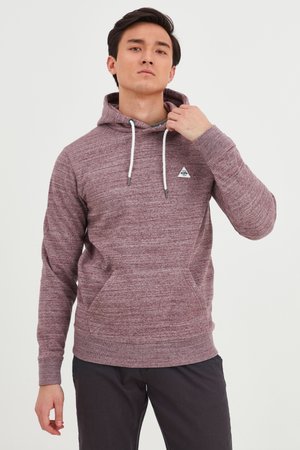 Bordowy polarowy hoodie z kapturem na sznurki, przednią kieszenią i małym trójkątnym logo. Teksturowana tkanina, dopasowane mankiety i dół.