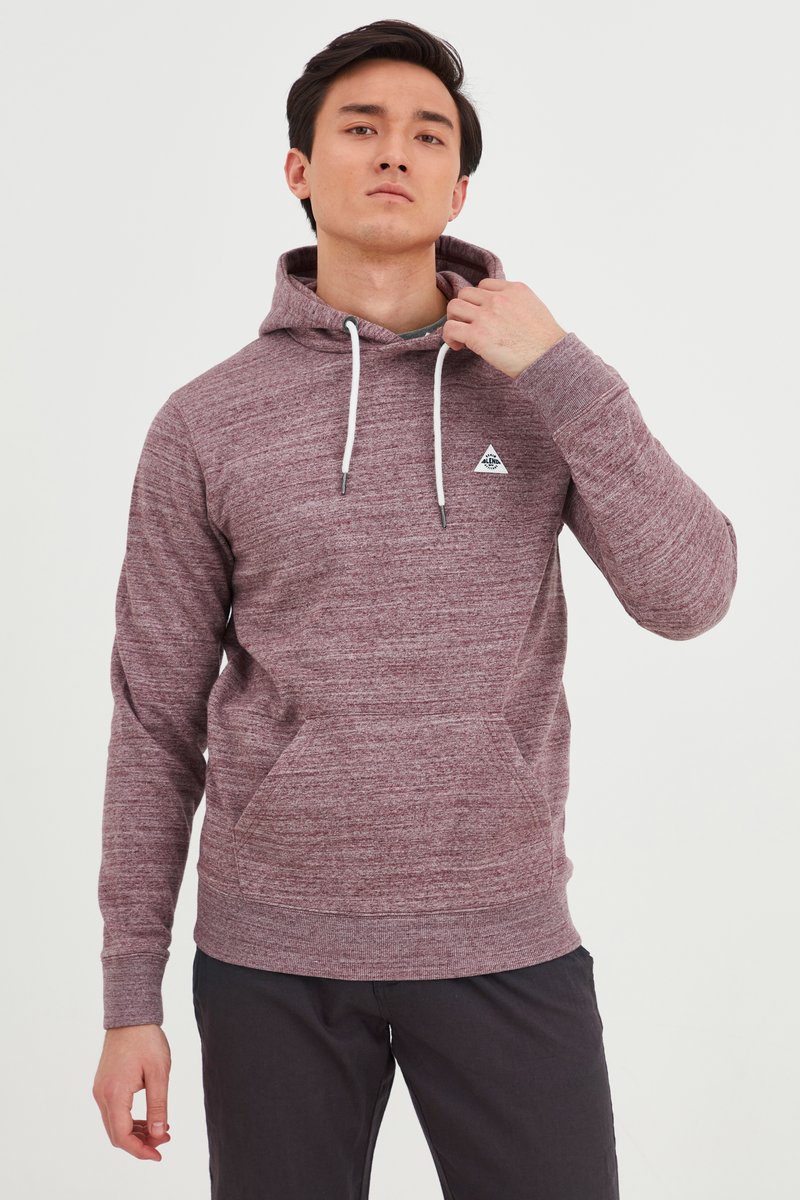 Sudadera con capucha de forro polar color marsala, con cordón en la capucha, bolsillo frontal y un pequeño logo triangular. Tejido texturizado, puños ajustados y dobladillo.