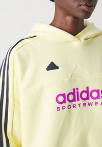 adidas Sportswear TIRO CUT 3 STRIPES HOODIE - Mikina s kapucňou - almost yellow melange/legend ink